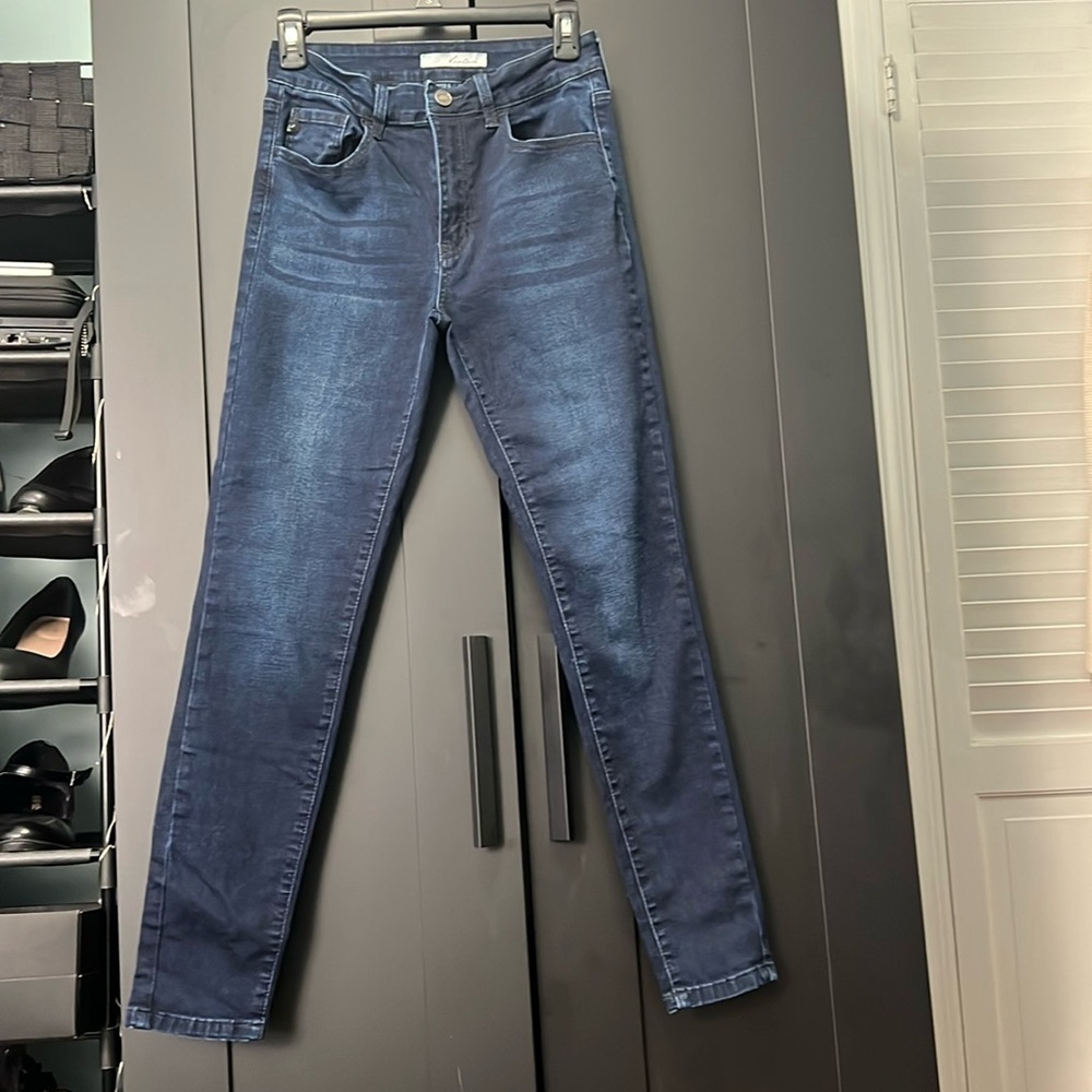 Kancan Stretchy denim jeans. Women’s size 5. Dark blue with dark stitching.